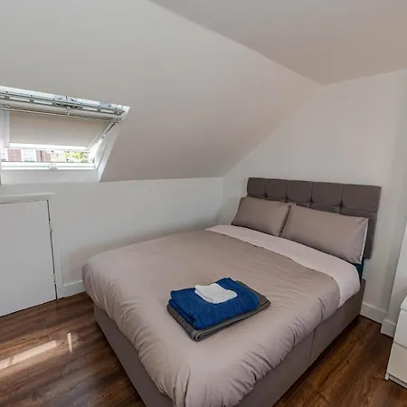 4 Bedrooms,2 Bathrooms House With Free Parking * Plumstead (Greater London)