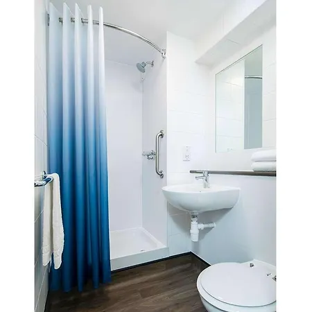 Travelodge Airport 3*