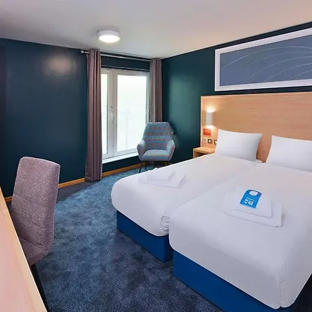 Travelodge Airport 3*