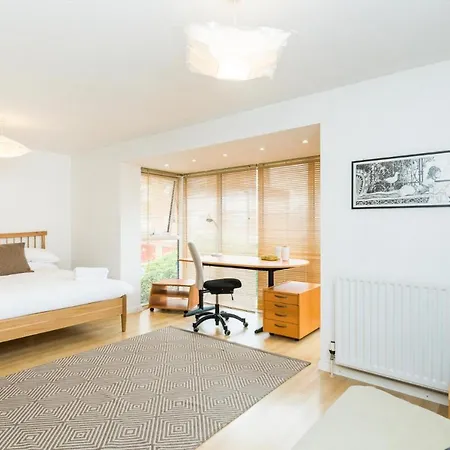 Modern 4 Bedroom Terraced House By The Thames Appartamento