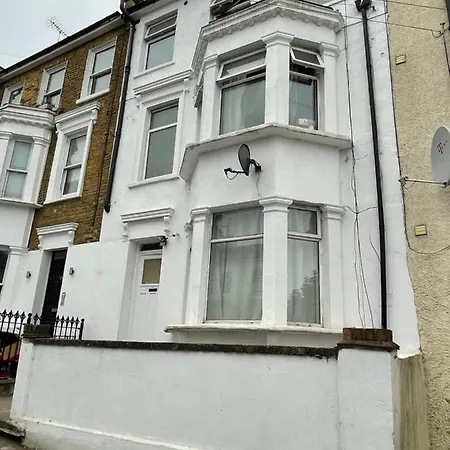 Elmdene Road Homestay *