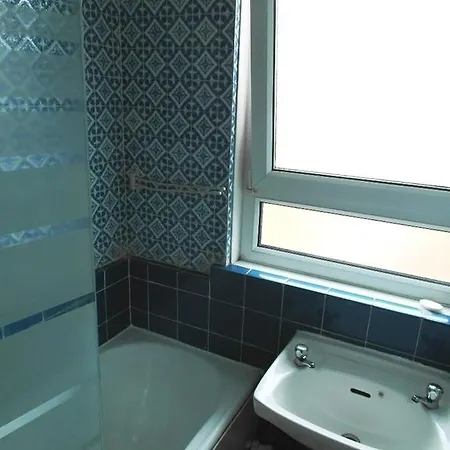 Lettingeasy - Brownfield Guest house