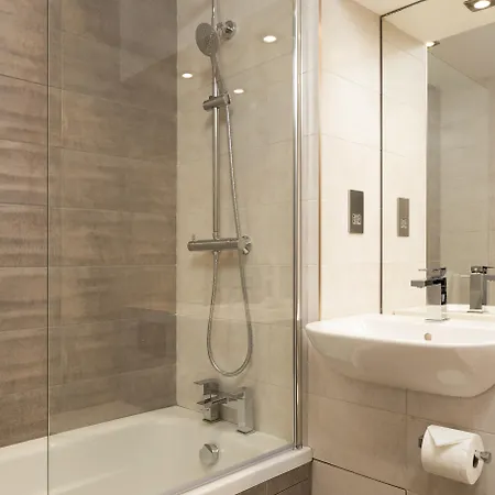 Roomzzz Stratford Aparthotel