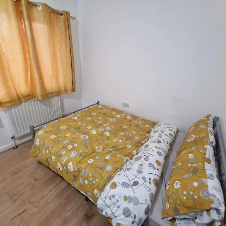 Mile End Budget * London