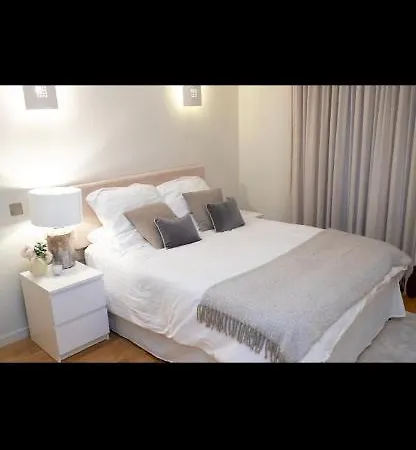 Luxury 1 Bedroom Minutes Walk From Canary Wharf *