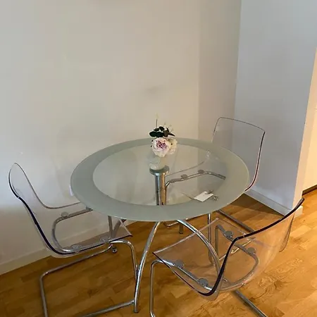 Luxury 1 Bedroom Minutes Walk From Canary Wharf *