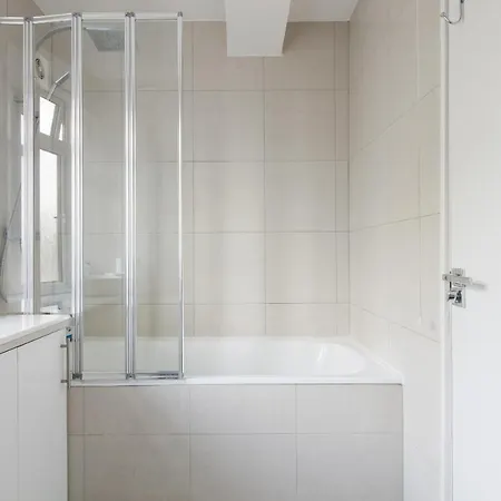 Bright & Welcoming Garden Flat Sleeps 6 In Style London