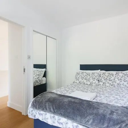Bright & Welcoming Garden Flat Sleeps 6 In Style