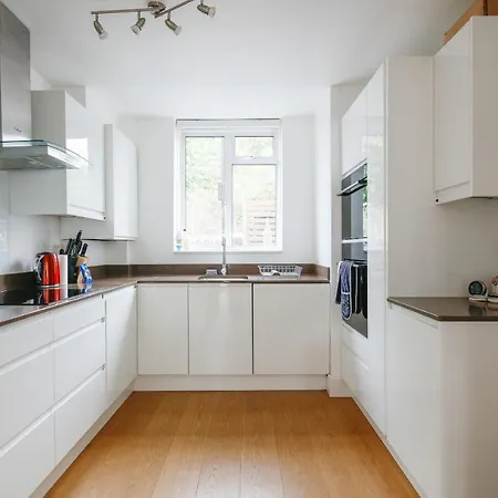 Bright & Welcoming Garden Flat Sleeps 6 In Style Apartment London