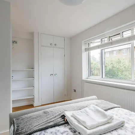 Bright & Welcoming Garden Flat Sleeps 6 In Style London