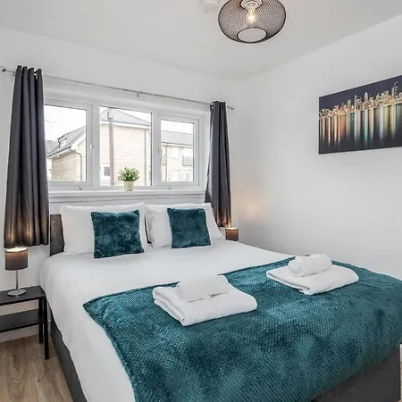 Holiday home Carlile House - 5 Bedroom, Sleeps 8, Free Parking, 2 Bathrooms By Damask Homes *