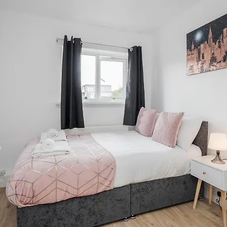 Holiday home Carlile House - 5 Bedroom, Sleeps 8, Free Parking, 2 Bathrooms By Damask Homes London