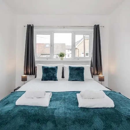 Holiday home Carlile House - 5 Bedroom, Sleeps 8, Free Parking, 2 Bathrooms By Damask Homes *