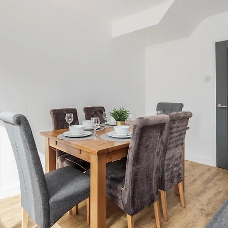 Holiday home Carlile House - 5 Bedroom, Sleeps 8, Free Parking, 2 Bathrooms By Damask Homes