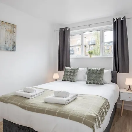 Holiday home Carlile House - 5 Bedroom, Sleeps 8, Free Parking, 2 Bathrooms By Damask Homes *