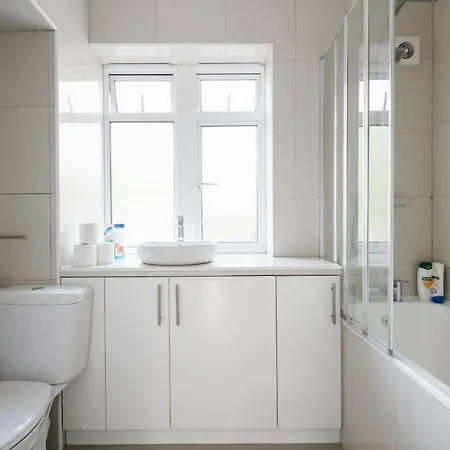 Bright & Welcoming Garden Flat Sleeps 6 In Style Apartment