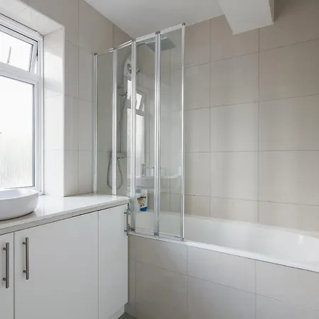 Bright & Welcoming Garden Flat Sleeps 6 In Style *