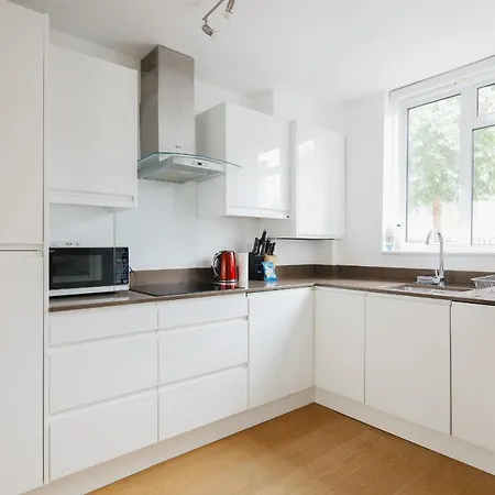 Bright & Welcoming Garden Flat Sleeps 6 In Style Apartment