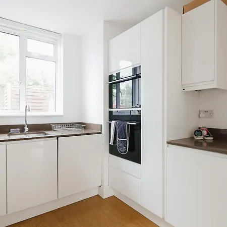 Bright & Welcoming Garden Flat Sleeps 6 In Style Apartment