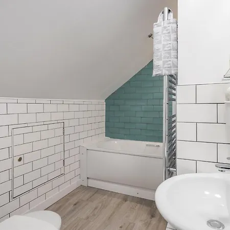 Carlile House - 5 Bedroom, Sleeps 8, Free Parking, 2 Bathrooms By Damask Homes * London