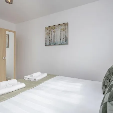 Holiday home Carlile House - 5 Bedroom, Sleeps 8, Free Parking, 2 Bathrooms By Damask Homes London