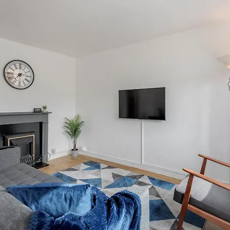 Holiday home Carlile House - 5 Bedroom, Sleeps 8, Free Parking, 2 Bathrooms By Damask Homes *