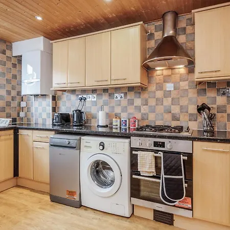 Carlile House - 5 Bedroom, Sleeps 8, Free Parking, 2 Bathrooms By Damask Homes *