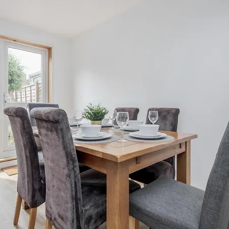 Carlile House - 5 Bedroom, Sleeps 8, Free Parking, 2 Bathrooms By Damask Homes * London