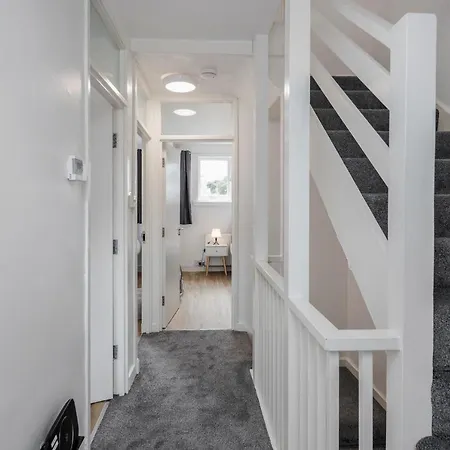 Carlile House - 5 Bedroom, Sleeps 8, Free Parking, 2 Bathrooms By Damask Homes