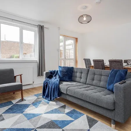 Holiday home Carlile House - 5 Bedroom, Sleeps 8, Free Parking, 2 Bathrooms By Damask Homes