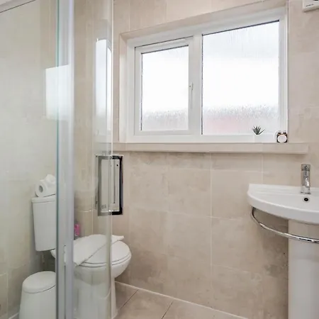 Holiday home Carlile House - 5 Bedroom, Sleeps 8, Free Parking, 2 Bathrooms By Damask Homes London