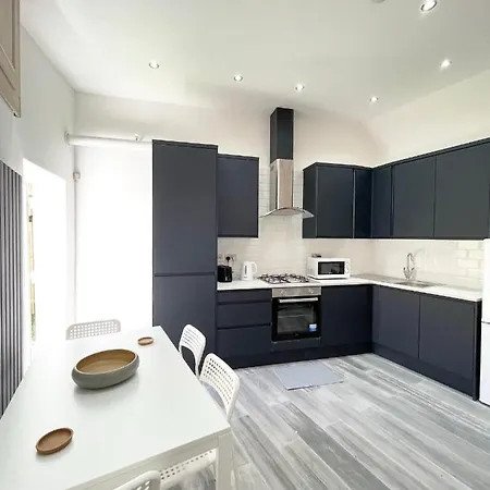 Apartment Lovely 4 Bed Perfect For Families!