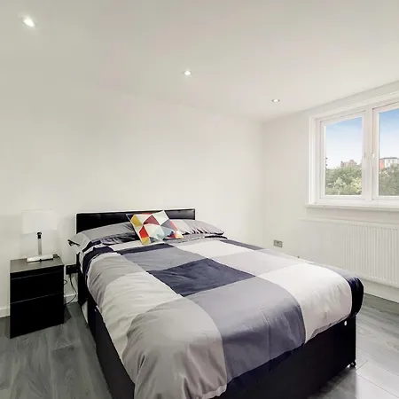 Lovely 4 Bed Perfect For Families! Apartment *