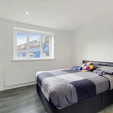 Lovely 4 Bed Perfect For Families! *