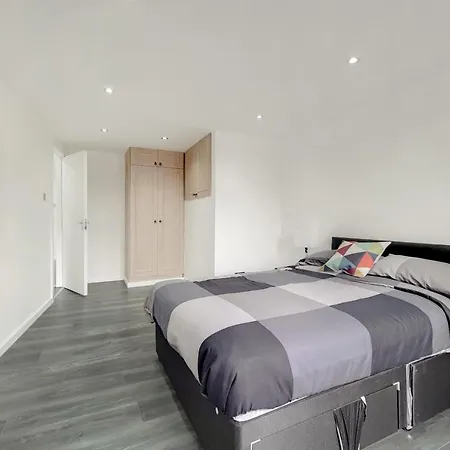 Lovely 4 Bed Perfect For Families! Apartment