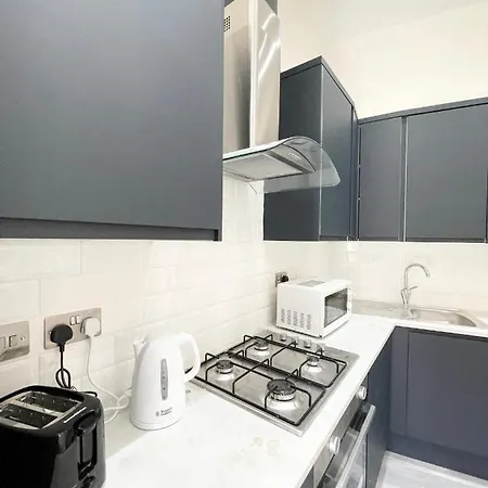 Lovely 4 Bed Perfect For Families! Apartment