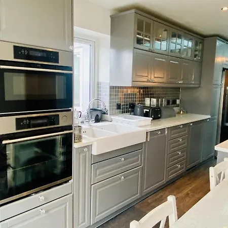 Hameway House- Stunning 4 Bedroom House With A Spacious Kitchen