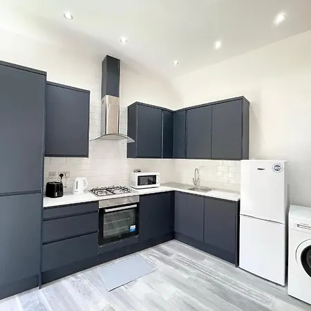 Lovely 4 Bed Perfect For Families! Apartment
