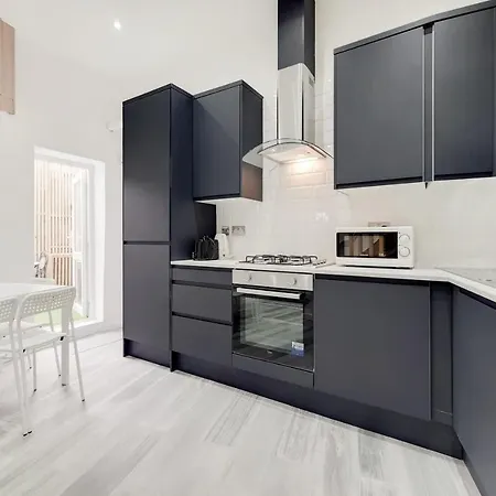 Lovely 4 Bed Perfect For Families! *