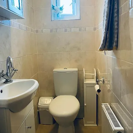 Hameway House- Stunning 4 Bedroom House With A Spacious Kitchen