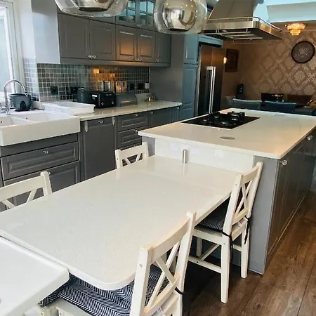 Hameway House- Stunning 4 Bedroom House With A Spacious Kitchen Holiday home London