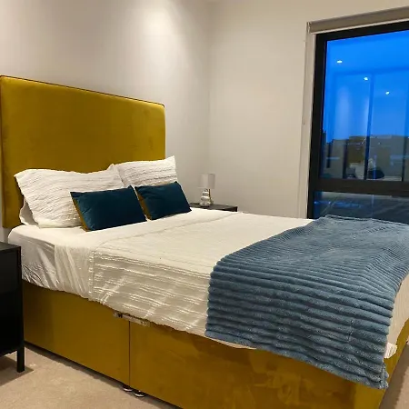 Triple T Homes Cosy 2 Bedroom With Balcony * Ilford