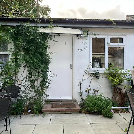 Bubblesbnb- Lovely 1 Bedroom Studio Flat Apartment London