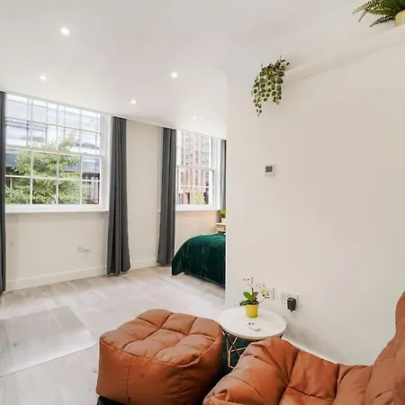 Modern 2 Bedroom In The Heart Of Apartment