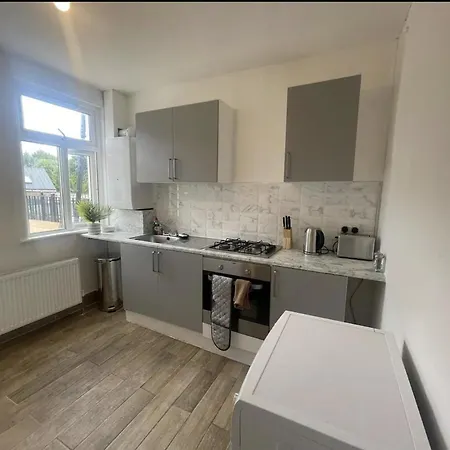 Charming 2 Bed Flat On Tower Bridge