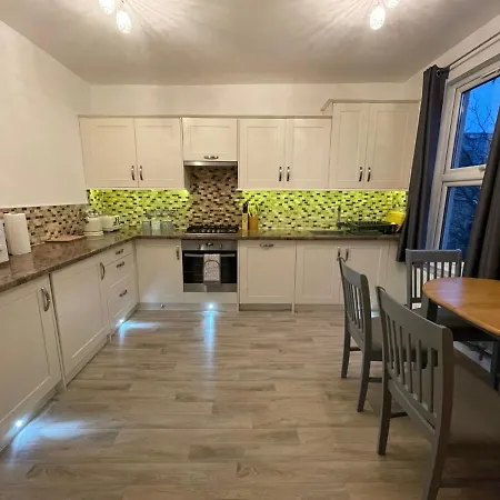 Luxury 5 Star - Parking, Garden, Nr Greater Metro Stations לונדון
