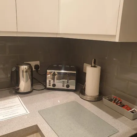 Luxury 3 Bedroom Flat 1min Walk From Underground, With Free Parking Sleeps X10 런던