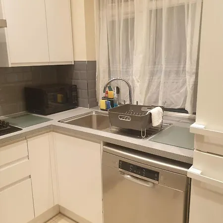Luxury 3 Bedroom Flat 1min Walk From Underground, With Free Parking Sleeps X10