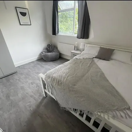 Charming 2 Bed Flat On Tower Bridge Apartment *