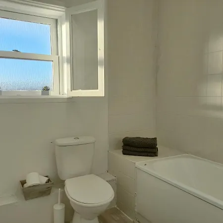 Сasa de vacaciones 2 Bed Functional House Close To Manor Park Train Station *